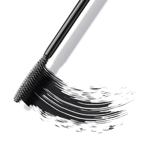 Iconic London Triple Threat Mascara in Black - Picture 4 of 13
